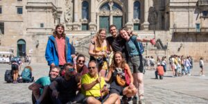 산티아고 대성당 앞에서 축하하는 순례객 친구들