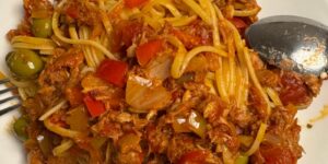 토마토 소스에 참치가 들어간 스파게티