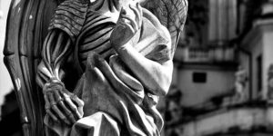 악마와 천사 모습을 한 동상